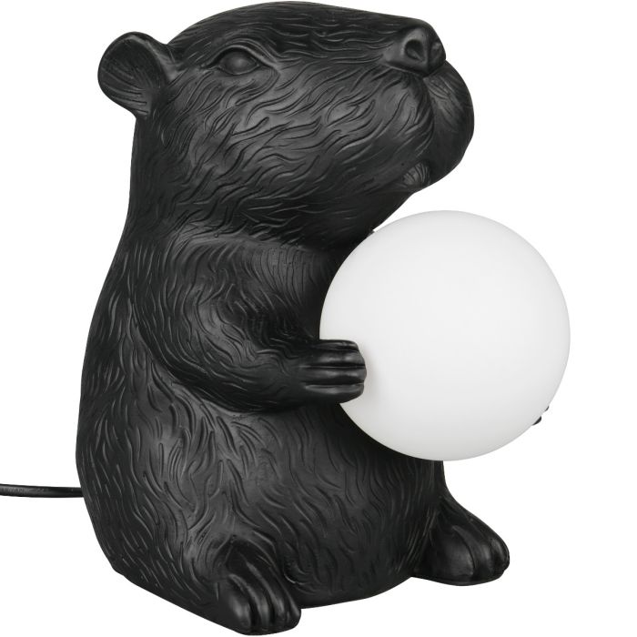 Reality Capi tafellamp van 25 cm hoog in de vorm van een zwarte capibara die een witte bal met omhoog houdt