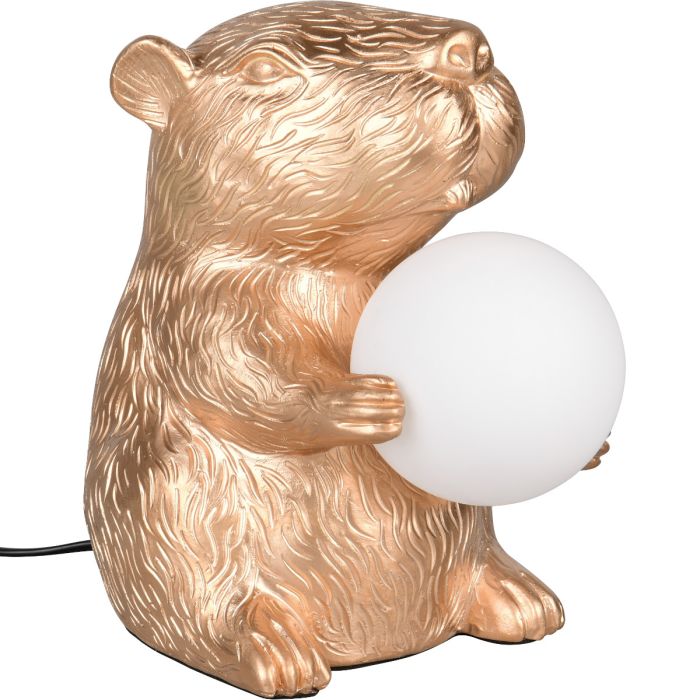 Reality Capi tafellamp van 25 cm hoog in de vorm van een goudkleurige capibara die een witte bal met omhoog houdt