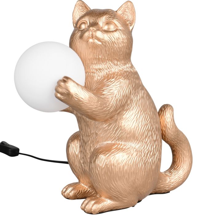 Reality Gatio tafellamp van 30 cm hoog in de vorm van een goudkleurig poesje die een witte bal met omhoog houdt