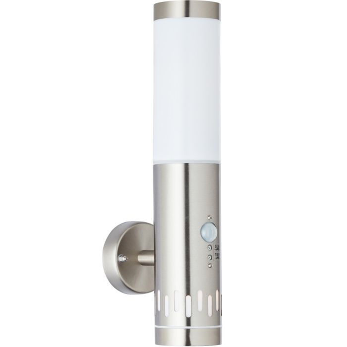 Brilliant Leigh 96411/82 staalkleurige wandlamp met cilindervormige staande lantaarn met mat wit cilindervormige kap deel, bewegingsmelder en led orientatieverlichting onderin op een dag/nacht sensor