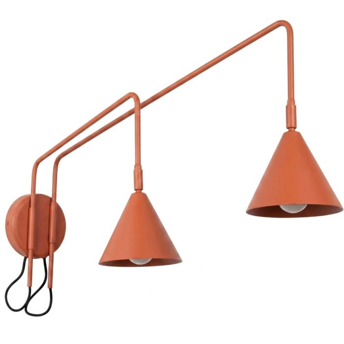 okerrood metalen wandlamp met twee zwenkarmen van respectievelijk 61 en 80 cm met beide en kantelbaar metalen kapje