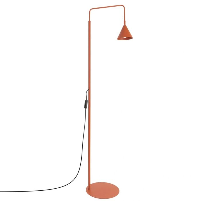 okerrood metalen leeslamp van 165 cm hoog met een draaibaar en kantelbaar metalen kegelvormig kapje