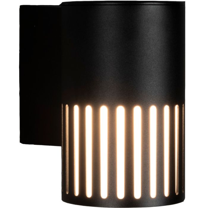 Konstsmide Pistoia zwarte wandlamp voor buiten van 17,5 cm hoog met een buisvormig kapje met streepvormige openingen voor het licht