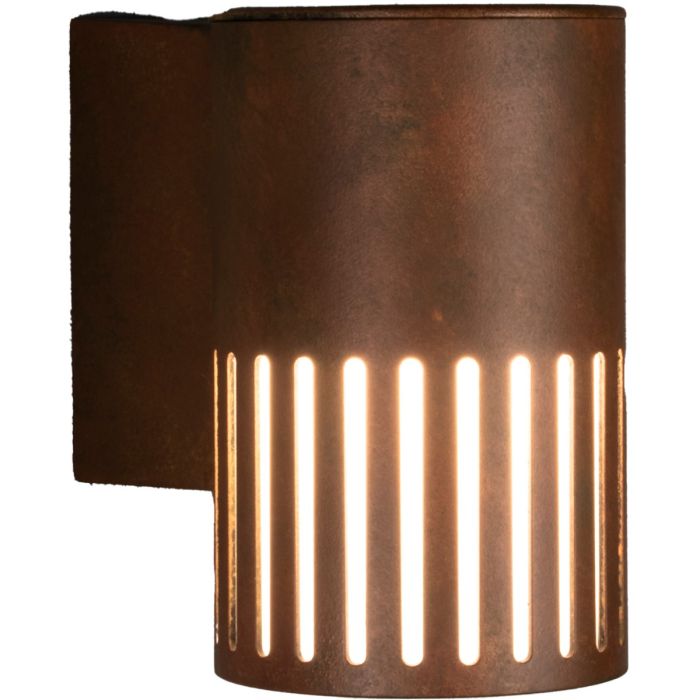 Konstsmide Pistoia roestbruine wandlamp voor buiten van 17,5 cm hoog met een buisvormig kapje met streepvormige openingen voor het licht