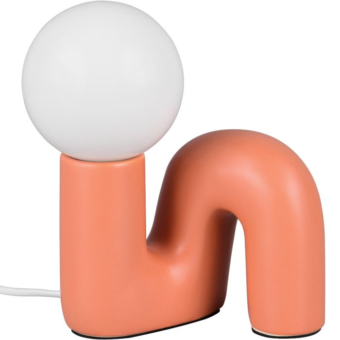 Reality Quinn abrikoos kleurige tafellamp van 21,5 cm hoog met N vormige lampvoet van keramiek met rond glazen lichtbol met een diameter van 10 cm op de N