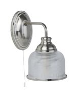 Searchlight Bistro 2671-1SS staal kleurige wandlamp met trekschakelaar en kapje van holofaan glas