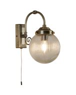 Searchlight Belvue 3259AB klassiek bronzen badkamer wandlamp met trekschakelaar en bolvormig geribbeld glazen kap