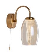 Searchlight Cyclone messing wandlamp met trekschakelaar van 27cm hoog en een hangende champagnekleurig glazen kap met een tornadovormig element erin