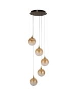 hanglamp met zwarte plafondplaat van 35cm met vijf pendels met elk een kap met goudkleurige bovenzijde en een obre amber kleurige glazen bol met geïntegreerde LED
