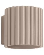 Sollux Aura taupe kleurig geribbeld cilindervormige wandlamp van 10 cm in hoogte met een G9 lampje erin