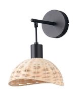 Casalum Calvi zwarte wandlamp met hangende kap van rotan en kiepschakelaar op het wandplaatje