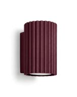bordeauxrode geribbelde wandlamp van 10cm hoog met GU10 spotje