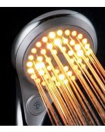 Douchen onder een Regenboog met de douchekop regenboog. De kleuren wisselen en roteren automatisch (7kleuren) of u zet de kleur vast op een door u gekozen kleur met behulp van de lichtknop.