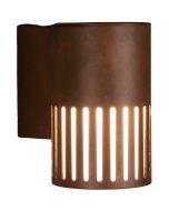 Konstsmide Pistoia roestbruine wandlamp voor buiten van 17,5 cm hoog met een buisvormig kapje met streepvormige openingen voor het licht