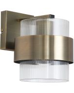messing kleurige wandlamp van 24 cm hoog met een geribbeld glazen kap en een messing band eromheen