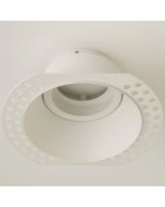 wit verdiepte kantelbare randloze inbouwspot met een diameter van 100mm met rand om weg te stucken