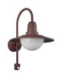 Trio Norman 207269124 roestbruine wandlamp voor buiten met hangende kap en wit halfronde glazen bol en bewegingsmelder