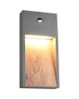 Trio Salmon 246969135 grijze wandlamp met lichtbundel langs imitatiehouten deel en bewegingsmelder