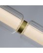 Searchlight Mod 26254SB detailfoto van een verdeelstuk van de messing kleurige hanglamp met LED buis en in vier delen verdeelde buisvormige helder glazen kap