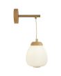 Searchlight Ella 31412-1NA brandende wandlamp met houten wandplaatje en mat messing ophanging voor een hangende kap van hout en geribbeld opaal kleurig glas