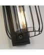 Searchlight Reed 44610BK-PIR detailfoto van de onderzijde van de zwarte buitenlamp met glazen kap en metalen draadstalen kap eromheen en met bewegingsmelder