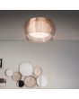 Brilliant Relax 61180/53 sfeerfoto van wit glazen plafonniere met bronzen draad metalen kap