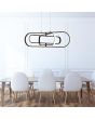 Searchlight Clip 61775BK sfeerfoto van zwarte hanglamp van 74,5cm met ronde plafondplaat en drie ovale ringen in drie afmetingen die in elkaar kunnen draaien met LED strip aan de buitenzijde boven een houten eettafel met vier witte stoelen met houten pote
