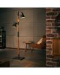 Brilliant Plow 82156/46 sfeerfoto van industriele vloerlamp van hout en burned steel. Met twee stallen spots