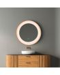 Sfeerfoto van Searchlight Luxo ronde goudkleurige badkamerspiegel met een diameter van 80cm en LED en een marmereffect langs de rand in een badkamer boven een wasbak