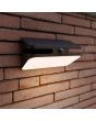 Sfeerfoto vooraanzicht van Lutec Aero wandlamp voor buiten met zonnepaneel van 21 cm breed met bewegingsmelder