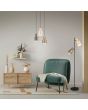 Trio Agudo 419400217 sfeerfoto van zwarte vloerlamp met twee metalen spots in koffiebruin en zandkleur naast een groene stoel met een drie lichts hanglamp uit dezelfde serie