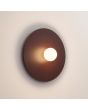 brandende bruin ronde wandlamp van 50 cm in diameter met wit glazen bolvormige kap in het midden voor de lichtbron