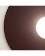 Detailfoto van een hoek van de bruin ronde wandlamp van 50 cm in diameter met wit glazen bolvormige kap in het midden voor de lichtbron