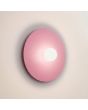brandende roze ronde wandlamp van 50 cm in diameter met wit glazen bolvormige kap in het midden voor de lichtbron