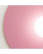 detailfoto van een hoek van de roze ronde wandlamp van 50 cm in diameter met wit glazen bolvormige kap in het midden voor de lichtbron