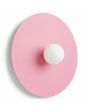 roze ronde wandlamp van 50 cm in diameter met wit glazen bolvormige kap in het midden voor de lichtbron