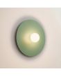 brandende saliegroen ronde wandlamp van 50 cm in diameter met wit glazen bolvormige kap in het midden voor de lichtbron