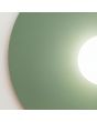 Detailfoto van een hoek van de saliegroen ronde wandlamp van 50 cm in diameter met wit glazen bolvormige kap in het midden voor de lichtbron