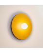 brandende geel ronde wandlamp van 50 cm in diameter met wit glazen bolvormige kap in het midden voor de lichtbron