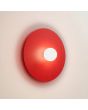 brandende rood ronde wandlamp van 50 cm in diameter met wit glazen bolvormige kap in het midden voor de lichtbron