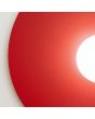 detailfoto van een hoek van de rood ronde wandlamp van 50 cm in diameter met wit glazen bolvormige kap in het midden voor de lichtbron