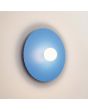 brandende lichtblauw ronde wandlamp van 50 cm in diameter met wit glazen bolvormige kap in het midden voor de lichtbron