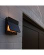 Sfeerfoto van Lutec Aleta antraciet grijze platte wandlamp van 17,6 cm breed en slechts 8 cm diep met zonnepaneel
