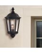 klassiek zwarte wandlamp van 43 cm hoog met drie ruitjes op een buitenmuur