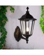 klassiek zwarte wandlamp van 43 cm hoog met staande lantaarn met zes ruitjes tegen een buitenmuur
