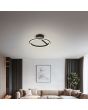 Trio Amador 635510132 sfeerfoto van zwarte cirkelvormige plafonnière met dubbele lichtring en schakelaar voor de lichtkleur in een moderne woonkamer
