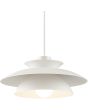 Detailfoto van onderaf met brandende led lamp van de Brilliant Appia witte hanglamp met een diameter van 30,5 cm van drie schaalvormige metalen ringen boven elkaar