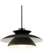 Detailfoto onderzijde met brandende led lamp van de Brilliant Appia zwarte hanglamp met een diameter van 30,5 cm van drie schaalvormige metalen ringen boven elkaar