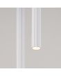 Uiteinde van een buis van de Sollux Arche witte hanglamp met een diameter van 15cm en twee geribbelde buizen van 49,5 cm hoog en 25 mm in diameter