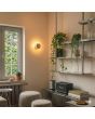sfeerfoto van beige ronde wandlamp van 28 cm in diameter met brede plexiglas rand en geïntegreerde LED voor licht langs de muur 